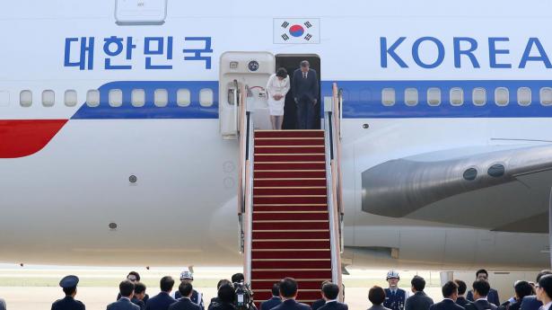 Koreanske ledere omfavner hinanden inden topmode i Pyongyang image
